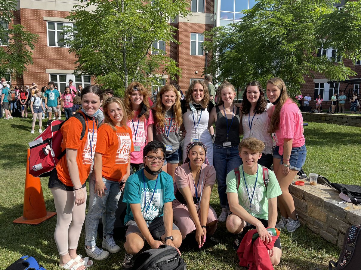 _Ms_Alexander_'s tweet photo. I had the opportunity this summer to work on staff with Governor’s School for the Arts. GSA meant so much to me when I was a student, and I was honored to once again be part of a program that serves young Kentucky artists! 
#TopperTeachers #HeyGSA https://t.co/ZGtv9Ecrsb