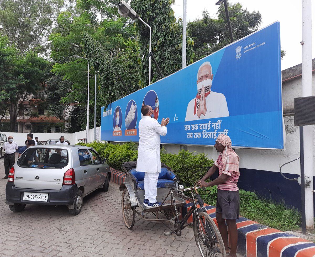 alokdubeyINC's tweet photo. क्या पता क्या खबर खुद को ही अब बेचना पड़ जाए इस महंगाई में..
   माननीय प्रधानमंत्री जी हाथ जोड़कर निवेदन है अब तो रहम कर दीजिए...
#ThankYouModiJiChallenge 
#PetrolDieselPrice 
#NarendraModi 
@srinivasiyc https://t.co/s5MJjrZZRb