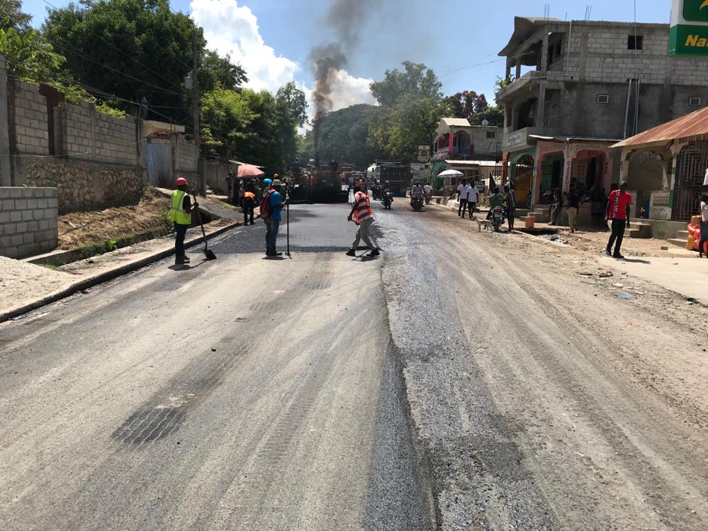 LuxonPacombe's tweet photo. Men kijan sa ye
 jounen lendi 19 jiyé a
MTPTC |TEC 
Ap vanse nan ti bout rout HUM nan
Prezidan Jovenel  rév yo pap mouri
Nap kontinye travay yo
Yo pap pran tan pou yo konprann batay ou tap fè pou mas la
Yo touye w pou Ti Rés la 
Pép la pat dwe jwenn anyen 
Nou pap janm bliye w . https://t.co/Kz4QkMGNuh