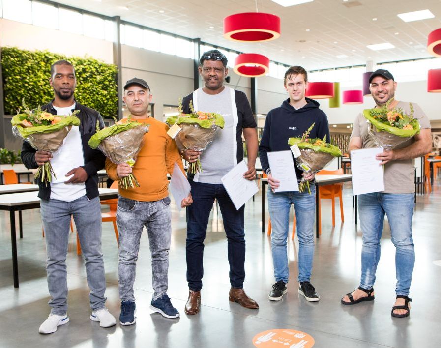 Een nieuwe lichting deelnemers aan de lasopleiding bij UW Metaal is geslaagd voor hun examen en hebben hun lasdiploma ontvangen. Gefeliciteerd Wladimir, Mourad, Amanuel, Max en Walid! Amanuel en Wladimir zijn inmiddels aan het werk bij een bedrijf in Woerden.