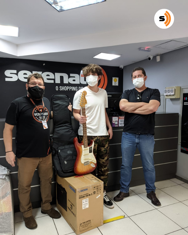 Esse é nosso cliente Gabriel e seu pai Gilberto que adquiriram uma guitarra @fender.
⠀
Ficamos felizes pela preferência, conte sempre conosco 🧡
⠀
#serenata #serenatanet #instrumento #instrumentomusical #music #musicaevida #instrumentosmusicais #lojadeinstrumento