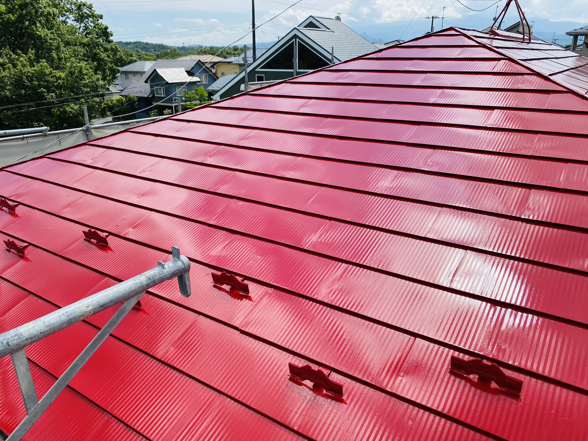 さゆり工務店 主任 高橋智也 福島県 福島市 全塗装工事 屋根の中塗りになります お客様の好みの色 を作って塗装して行きます 調色で作った赤色は とても鮮やかで良い感じの色ですね 仕上がりが楽しみですね 福島市 さゆり工務店 企業公式が