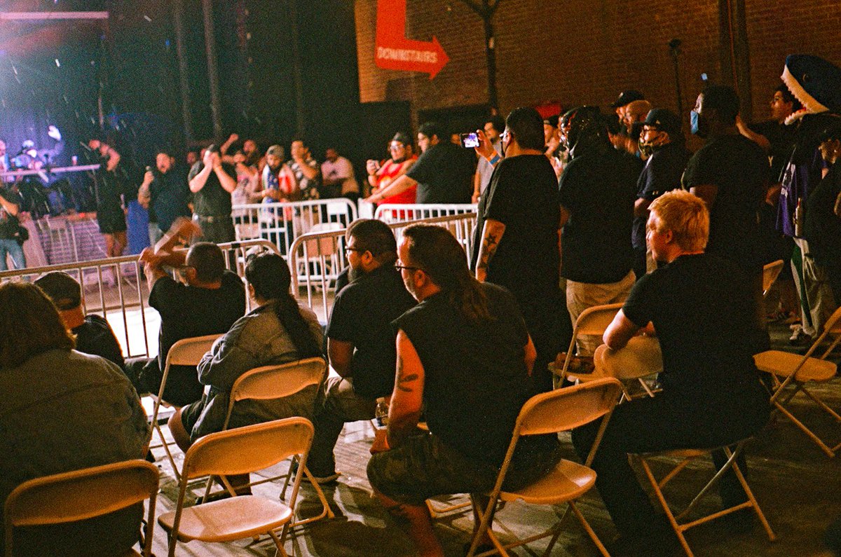 photoproctor's tweet photo. lolol @ultimodanman w/ the backward chair at #RazaUnida @HeavyMetalPro #ManHellYeahMan 😂 https://t.co/usIiMNy540