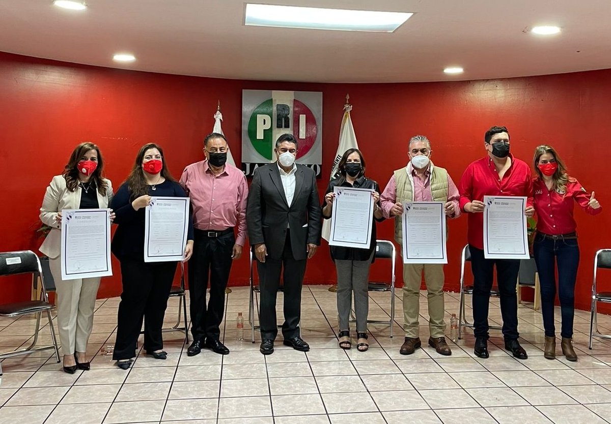 LauHaro's tweet photo. Hoy con mucho ánimo acompañé a las y los Diputados Locales electos en #Jalisco en su entrega de constancias📃🇲🇽

Estoy convencida de que harán un gran trabajo en favor de nuestro Estado y que seremos un vínculo cercano con las y los jaliscienses.

¡Enhorabuena y mucho éxito! https://t.co/nKwPwbL19t