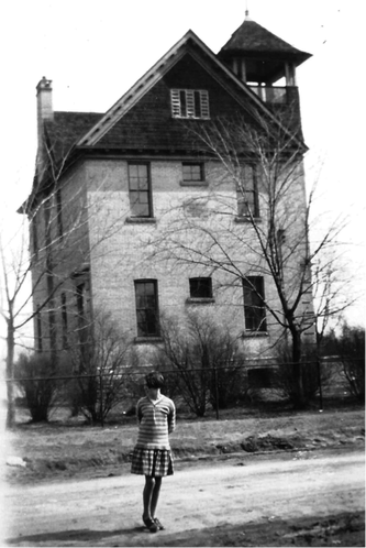 EtobHistory's tweet photo. It is #backtoschool2021 in #Etobicoke. This pic is of #Sunnylea Public School, on east side of Prince Edward Dr. South, opposite Sunnylea Ave. West, in the 1930s. It was named after a contest was held by students, who chose the name "Sunnylea". Sadly, it was demolished in 1953. https://t.co/JfXmxfNWJJ