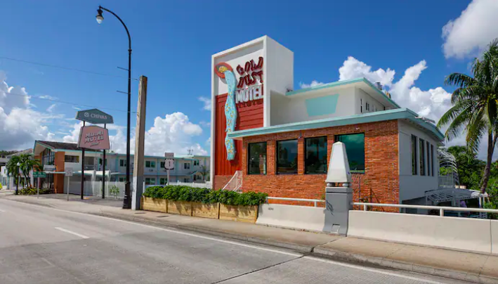 Goodbye, beige palettes and vending machines; hello, disco balls and lounge bars with craft cocktails! Rehabbed 1950s #motels are what's hot in lodging. <a href="/VagabondMiami/">Vagabond Hotel Miami</a> &amp; Selina Miami Gold Dust are two local motels that showcase this trend. <a href="/washingtonpost/">The Washington Post</a> ow.ly/OZhc50Fz9Vd