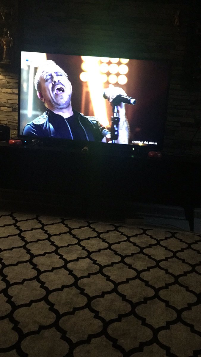 Sen nasıl bir adamsın be başkan sanatçı desen sanatçı yardımsever desen yardımsever ses desen ses seninle bir gün tanışmak dileği ile usta <a href="/haluklevent/">Haluk Levent ( Ahbap Ekibi )</a> <a href="/ahbap_izmir/">ahbap İzmir</a>