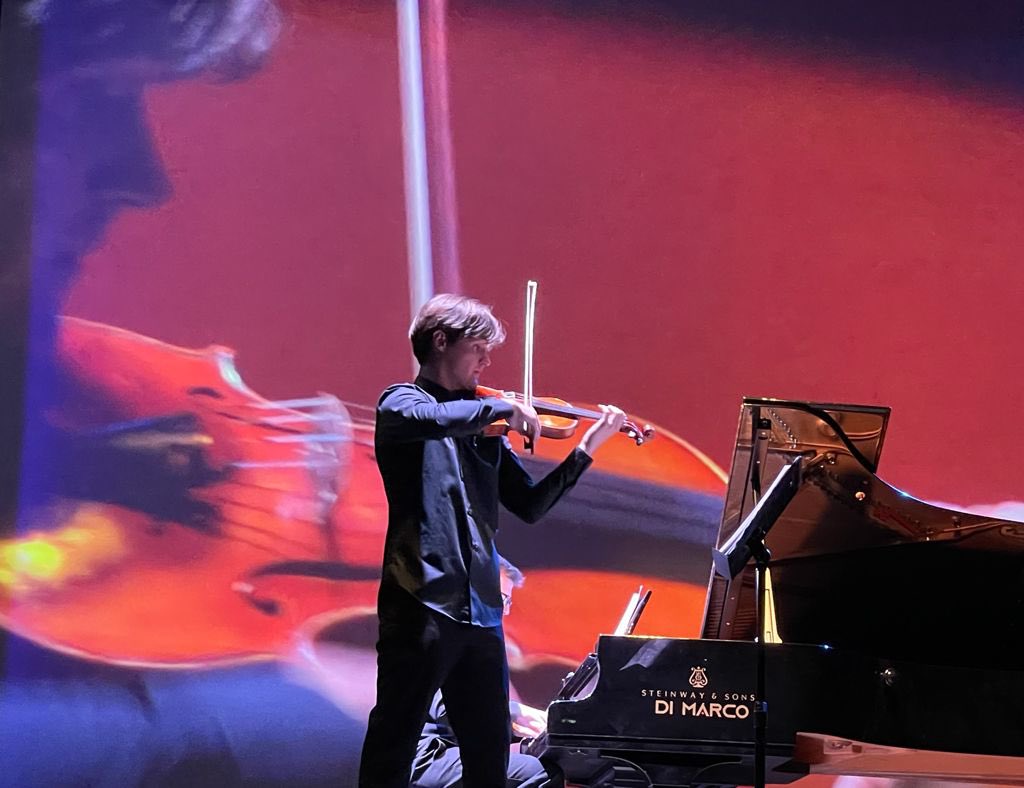 «L’arte, per essere tale, deve saper dire qualcosa a proposito di chi la guarda. Chiunque sia il suo osservatore, egli troverà un pezzetto della sua vita in quell’opera e rimarrà stupito dall’intensità della sua stessa storia.» - <a href="/lmazzarotto1/">Leonardo Mazzarotto</a> 

#milanesiana21