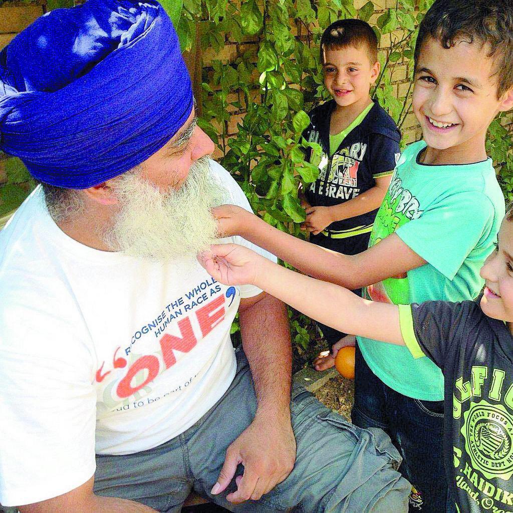 2014: #Assyrian children in #Iraq fascinated by my beard. 

These children managed to escape ISIS & were taking shelter in Erbil. 

@iamniramsin