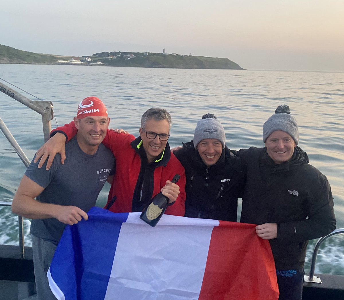 channelswimmatt's tweet image. The Red Top Swim Bald Budgies have crossed the finish line on the beach of Wissant in 15hrs 25mins 💥💥💥💥@RedTopSwim @CSAswimmers