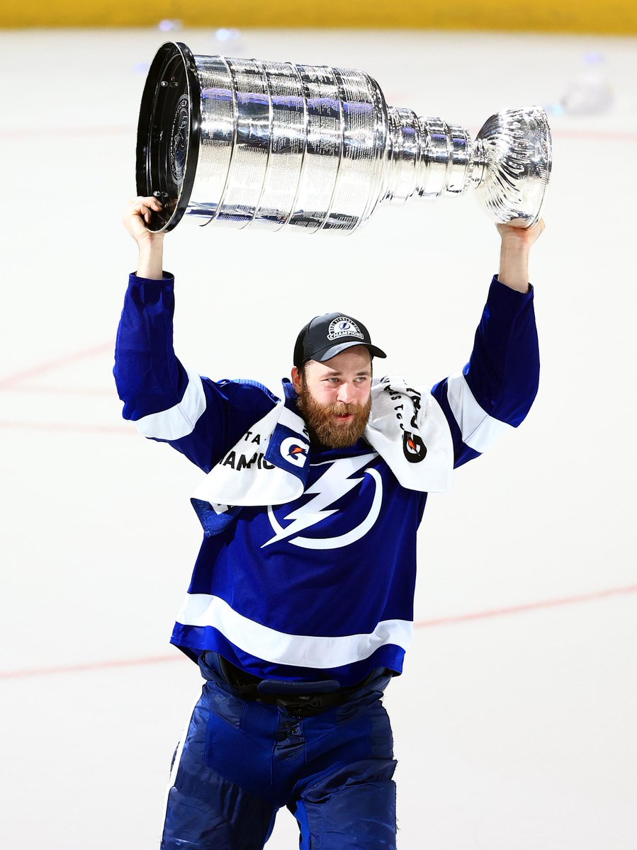 NHL's tweet image. Then and now, @TBLightning edition. 📸😁

Watch the 2021 #NHLDraft on July 23 at 8p ET on ESPN2, @Sportsnet and @TVASports!