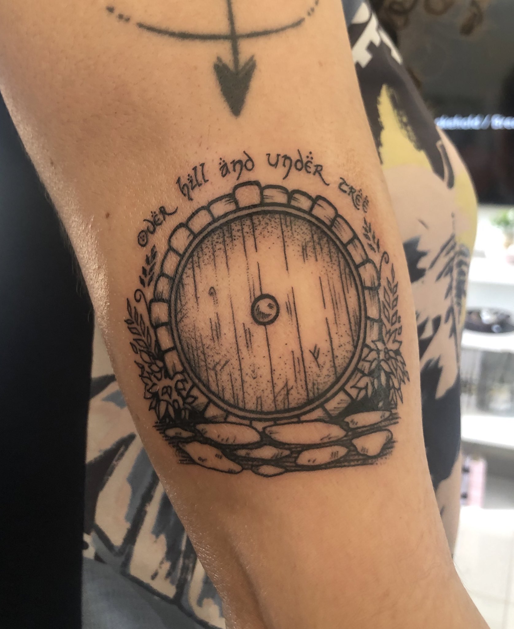 Lucky Bella Tattoos - “In a hole in the ground there lived a hobbit...” tag  a Lord of the Rings fan below! 👇 Tattoo by @unicornsniper . . . .  #hobbithole #hobbit #