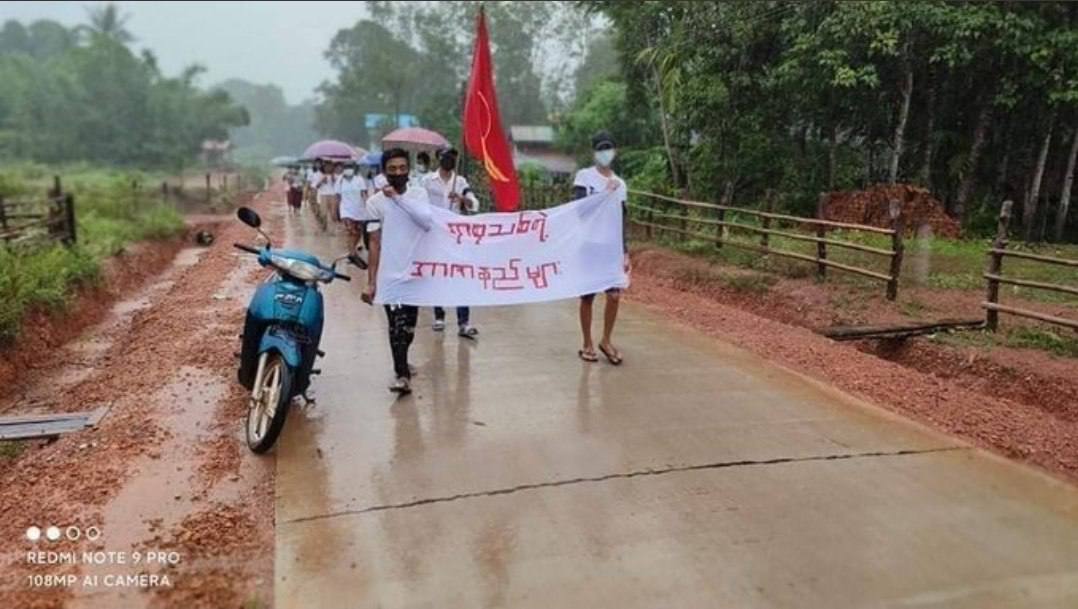On the 74th anniversary of Martyrs' Day, residents from #LongLone Tsp protested against the military regime. MYANMAR MARTYRS' DAY  #HonorTheFallenHeroes #July19Coup  #WhatsHappeningInMyanmar