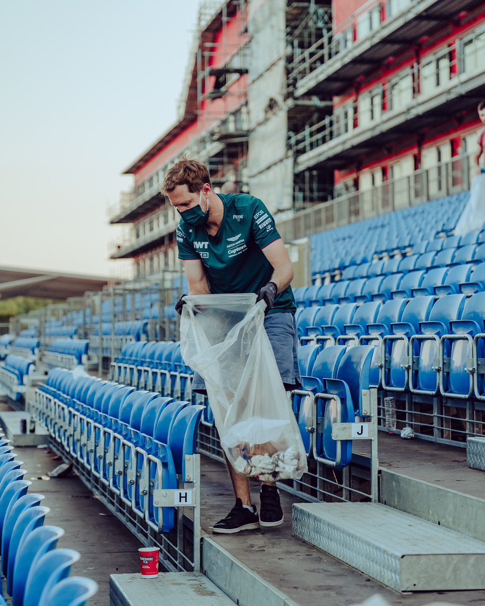 DanniMendiola's tweet photo. Vettel y su gran ejemplo en Silverstone, recogiendo la basura que dejaron los aficionados en las gradas. 🙌🏽 #BritishGP 
📸 @AstonMartinF1 https://t.co/q4WZ6eGjeq
