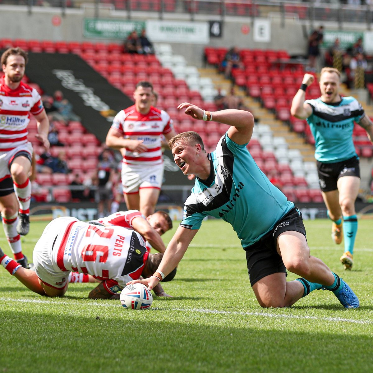 hullfcofficial's tweet photo. 🍾 Jack Brown claims the Betfred Super League's @northernassist Try of the Month award for June for finishing off our spectacular team effort at the Leigh Sports Village! 👏

⚫⚪ #COYH https://t.co/BXR9pmxa6l
