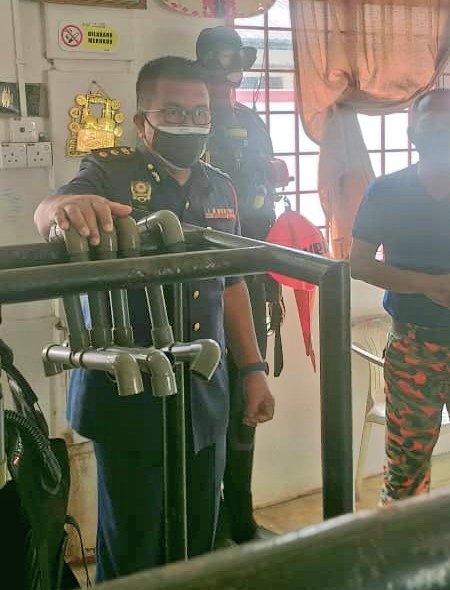 zainalmadasin's tweet photo. 19/7/2021 Saya dalam sesi lawatan pematuhan prosedur operasi standard(SOP) Covid-19 terutama musim perayaan di Balai Bomba dan Penyelamat Pengkalan Chepa. Terima kasih Ketua Balai @fakri_mazlan #COVID19 #MySejahtera @bombakelantan https://t.co/Wx8kD2ELeX