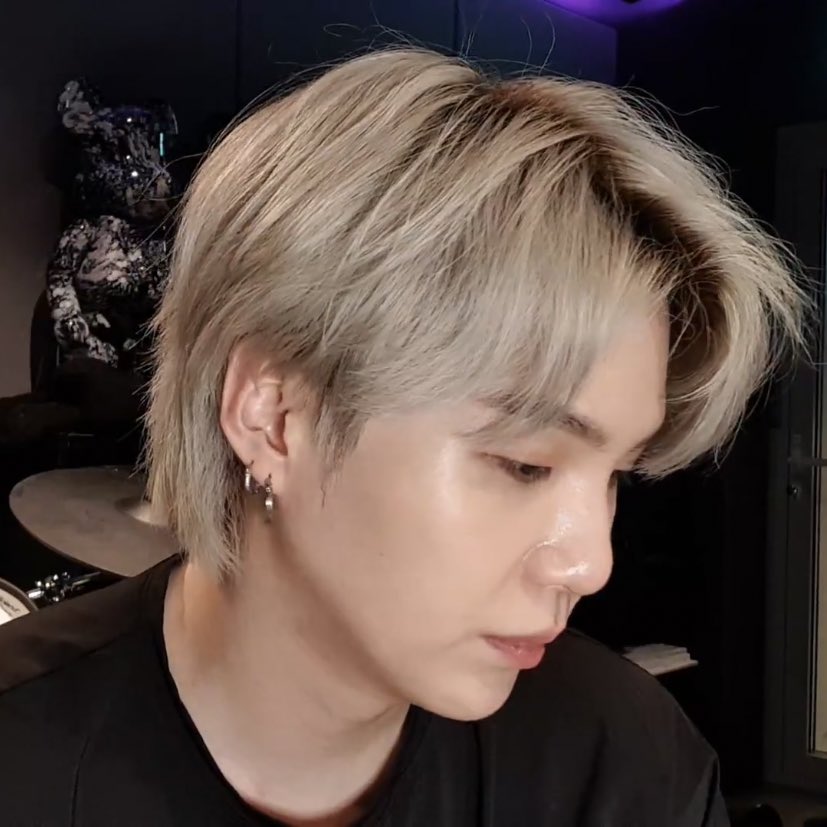yoongisarchive's tweet image. black mullet                       blonde mullet