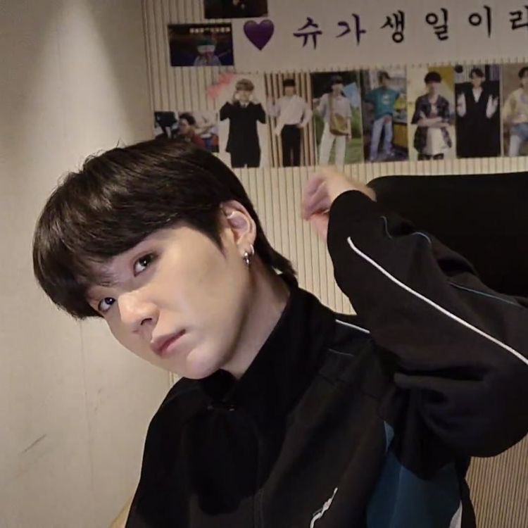 yoongisarchive's tweet image. black mullet                       blonde mullet