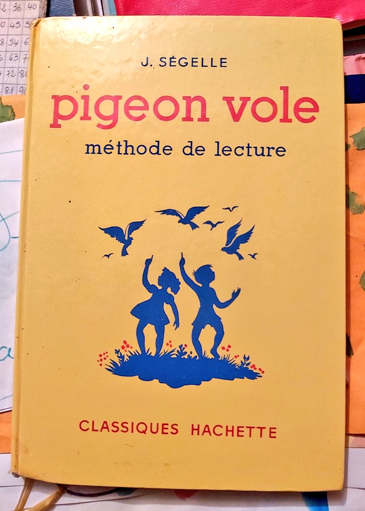EtwTerp's tweet image. Dans un carton de souvenirs d&apos;école, je retombe avec plaisir et émotion sur &quot;Pigeon vole&quot;, le livre avec lequel j&apos;ai appris à lire à l&apos;école primaire, conservé avec soin par ma maman pendant plus de 40 ans...
#lecture #apprentissage #souvenirs #ecole #methodelecture