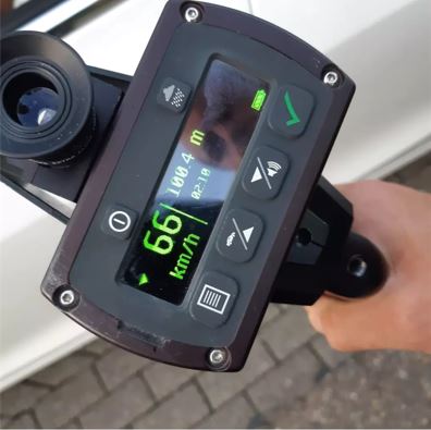 Politie voert lasercontrole uit na meerdere meldingen over hardrijders in Den Bosch.