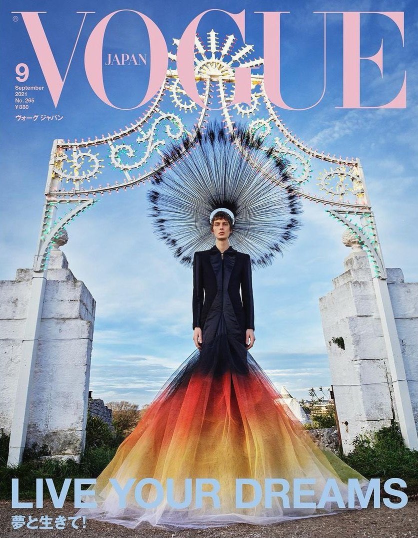 SoyGerardCortez's tweet photo. Wow 😍 Leon Dame es el #SeptemberIssue de Vogue Japan vistiendo esta pieza custom de Harris Reed https://t.co/eioEIas98n