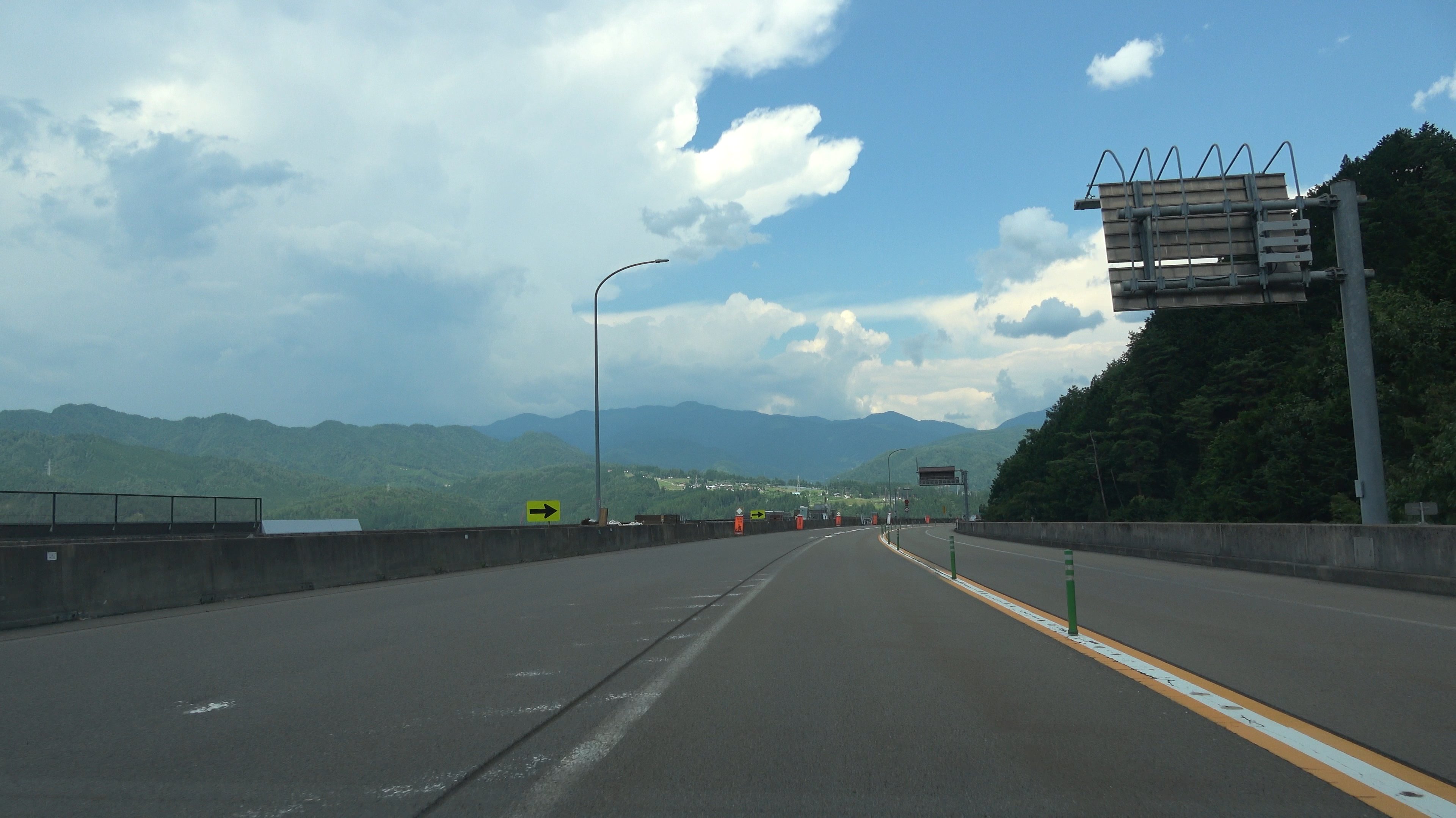 あかりん 中部縦貫自動車道 油坂峠道路 国道158号 越美通洞 っていう変わった名前のトンネルがあったり ポール がない区間が70km H規制だったり 名阪wカーブみたいな線形だったりと不思議な雰囲気の高速道路 ほぼ全線下り勾配 反対は上り だけど意外に
