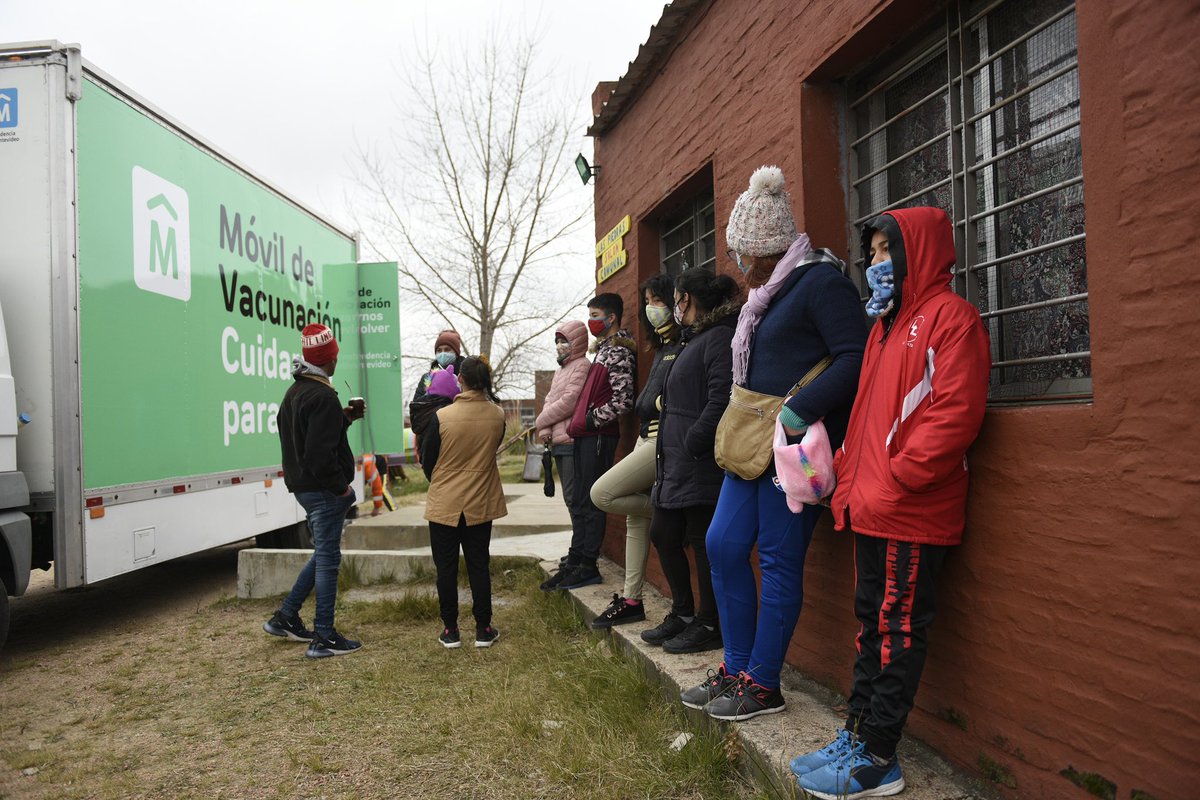 montevideoIM's tweet photo. 💉El móvil de vacunación contra el #COVID19 llega a diferentes barrios de Montevideo.
🤜🤛 En coordinación con el @MSPUruguay aplicaremos 500 dosis en cada punto.
🔗 Enterate más en https://t.co/ckkIpM0vJV
#CuidarnosParaVolver https://t.co/e6ZBPMQvOL