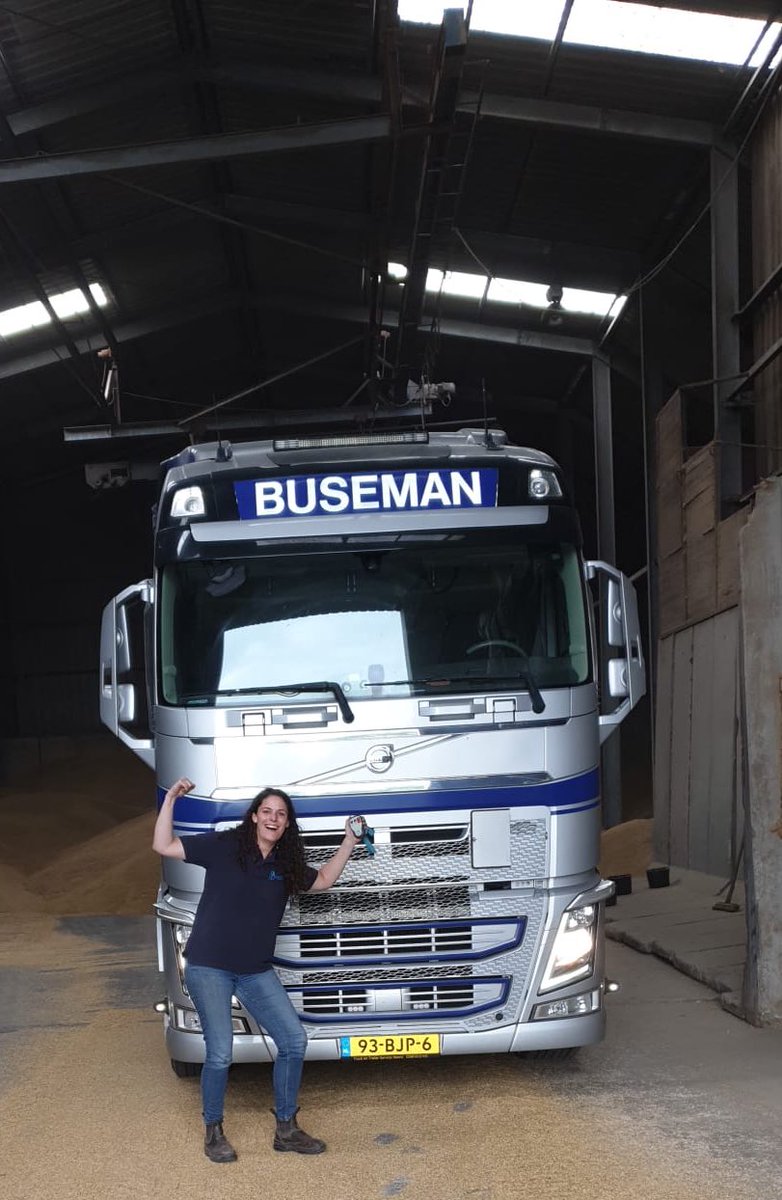 TheaBuseman's tweet photo. Donderdag CE binnen gehaald en net mijn eerste vracht met #gerst opgehaald met de walkingfloor💪🏼. @BusemanGranen https://t.co/aRPRTPyzl9