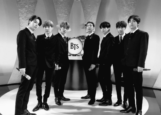 ychg18's tweet photo. @chartdata @BTS_twt LEGENDS 👑 @BTS_twt https://t.co/2c7UD2kAdN