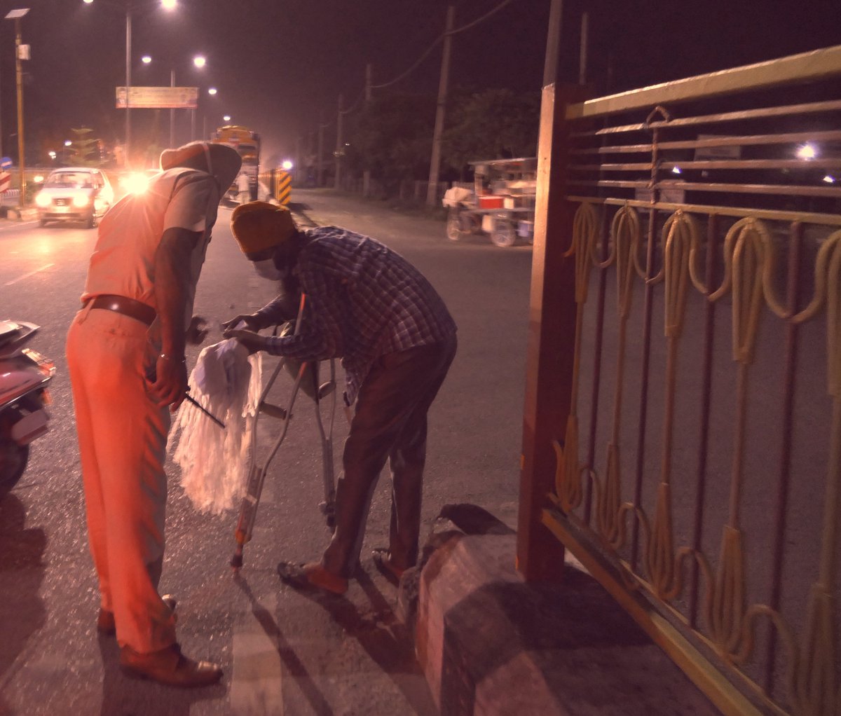 dhruman39's tweet photo. Helping a road-side #vendor won't cost you much!!
It's less than a #tip in a restaurant most of the times!

A @PunjabPoliceInd cop buying all #Masks from a #Divyang !!
#policeisnotbad
#HelpingHand #policing https://t.co/dT1Iu9UGxV