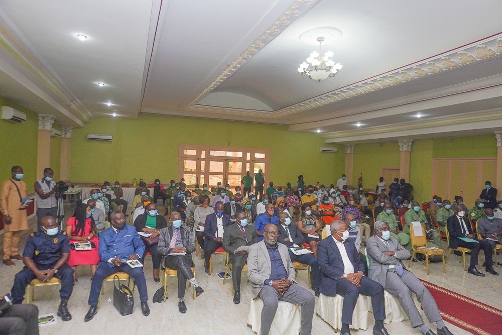 Les concertations provinciales sur le conflit Homme-Éléphants conduite par le ministre Délégué des Eaux et Forêts <a href="/EllahMve/">Charles Mve Ellah</a> se déroulent en simultané dans la ville d'Oyem.
#ConcertationsCHE 
<a href="/LeeWhiteCBE/">Prof. Lee White CBE</a>