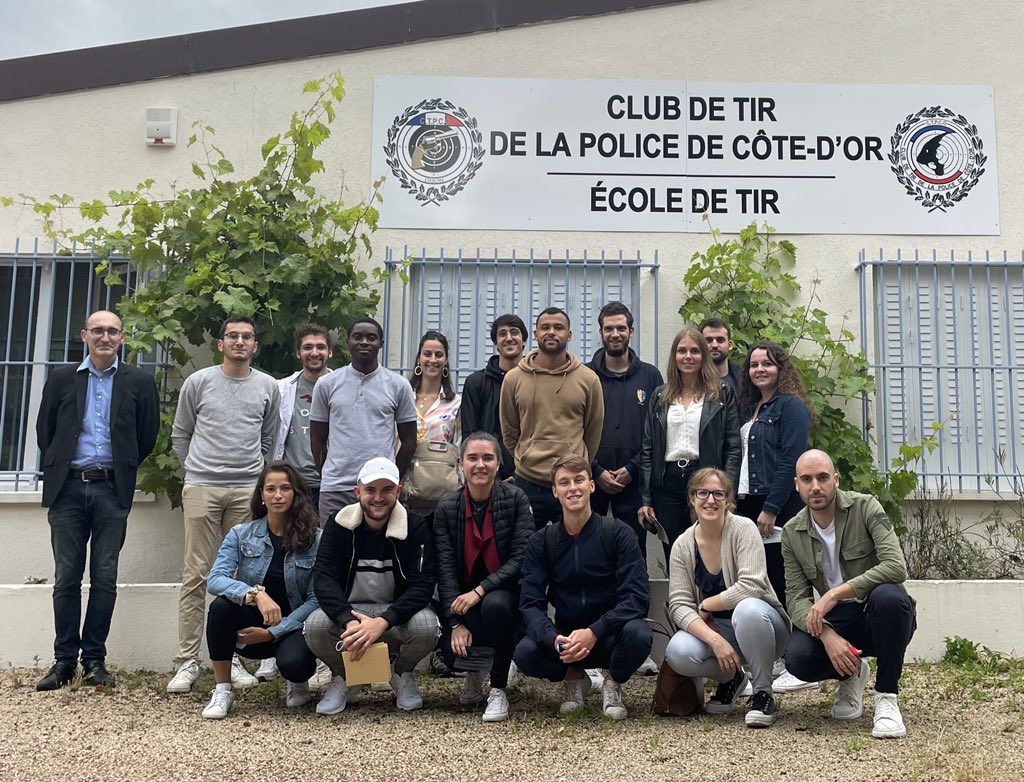 M2PJS's tweet image. Lundi dernier les étudiants du M2 PJS ont pu faire une initiation au tir sportif.

Un grand merci à Jean-Francois Roulot, Président de la ligue régionale de Bourgogne de Tir et Maître de conférence de l’Université de Bourgogne, pour son invitation ! 👮🏻‍♀️👮🏻‍♂️