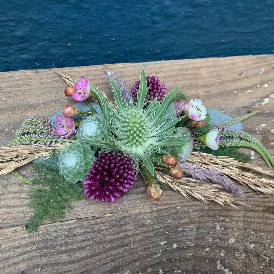 Bar Buttonhole 💜 

#hwattsflorist #plymouthflorist #beautifulflowers #smallbusiness #supportlocal #weddingflowers #weddings #devon #florist #beautiful #inlove #weddingday #buttonholes #rusticflowers