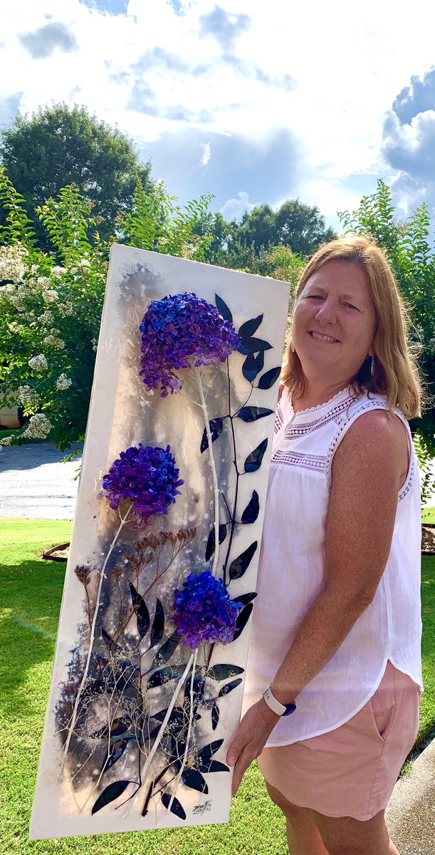 dinetthok2's tweet photo. #Wonderful Monday afternoon to everyone💜There is a wonderful #inspirational feeling when you see a #happy face of an #artcollector holding her #artwork #beautiful #realflowersartwork #hydrangeas #ArtistOnTwitter #artist #love #kindness #flowersforyou #becauseofyou https://t.co/6v1cvcIk7l