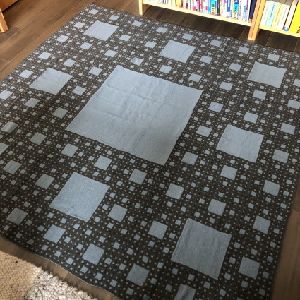 Muhtzel's tweet photo. Sierpinski Level 5, mein Opus magnum und Geschenk zur Promotion der besten Tochter der Welt, @_lenaackermann 
Gestrickt in Doubleface-Technik in 500 Stunden aus 12 Kilometern Strumpfwolle.
#twitterknitter #handknit #knitting #knit #knittingaddict #knittingpassion #handmadebyme https://t.co/TiLtJA9KcL