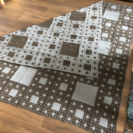 Muhtzel's tweet photo. Sierpinski Level 5, mein Opus magnum und Geschenk zur Promotion der besten Tochter der Welt, @_lenaackermann 
Gestrickt in Doubleface-Technik in 500 Stunden aus 12 Kilometern Strumpfwolle.
#twitterknitter #handknit #knitting #knit #knittingaddict #knittingpassion #handmadebyme https://t.co/TiLtJA9KcL
