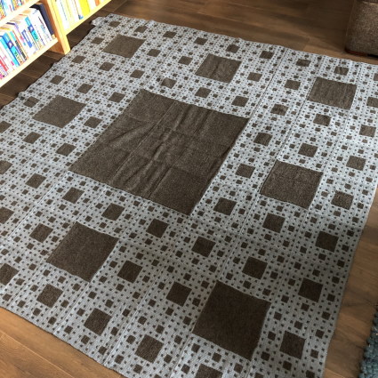 Muhtzel's tweet photo. Sierpinski Level 5, mein Opus magnum und Geschenk zur Promotion der besten Tochter der Welt, @_lenaackermann 
Gestrickt in Doubleface-Technik in 500 Stunden aus 12 Kilometern Strumpfwolle.
#twitterknitter #handknit #knitting #knit #knittingaddict #knittingpassion #handmadebyme https://t.co/TiLtJA9KcL
