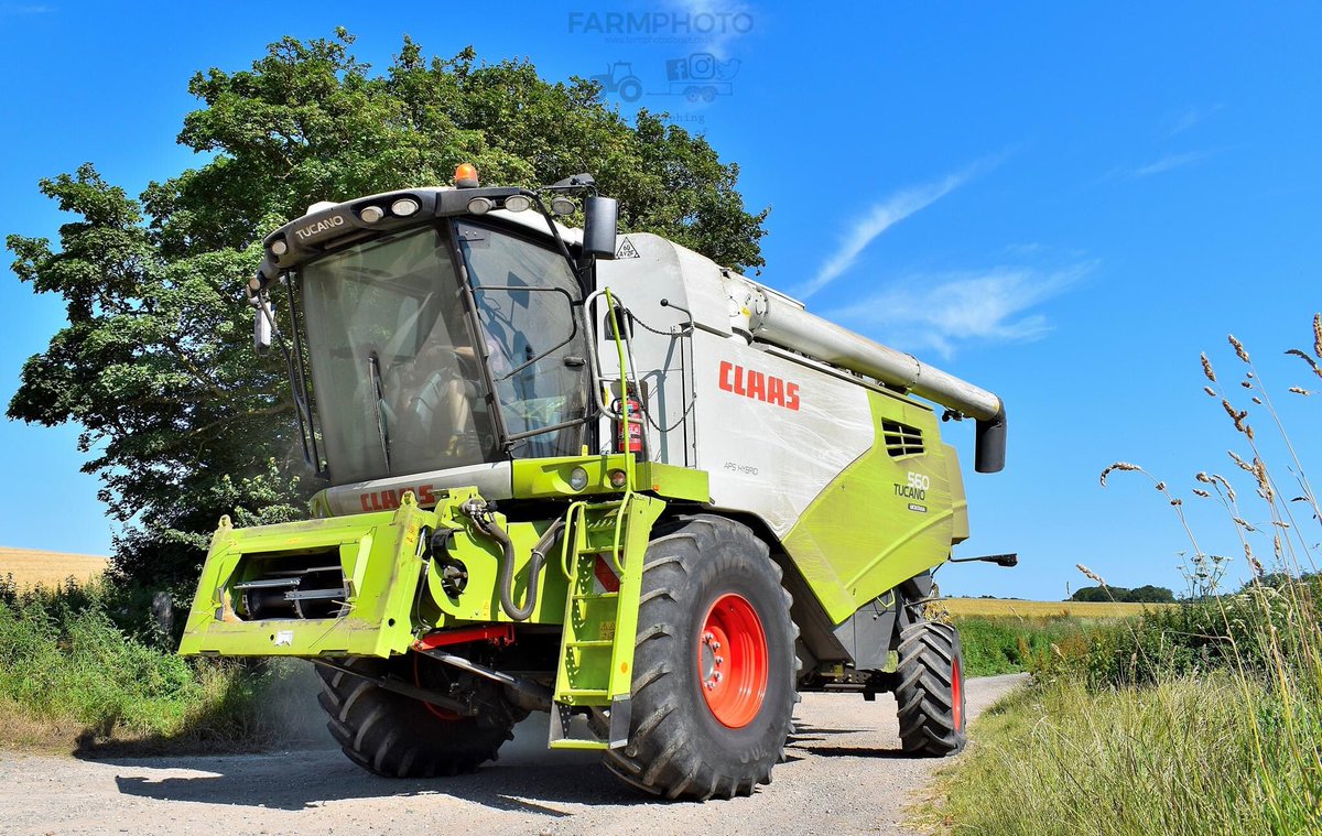 farmphotodorset's tweet photo. Onto the next field. Will in his @CLAAS_UK Tucano 560 supplied by @ClaasWestern. #claas #claastucano #claascombine #claaswestern #farmphotodorset #clubhectare #nfucountryside #backbritishfarming #harvest #harvest2021 @clubhectare2211 @NFUCountryside @NFUDorset @CranborneEstate https://t.co/TRrR2LHS4P