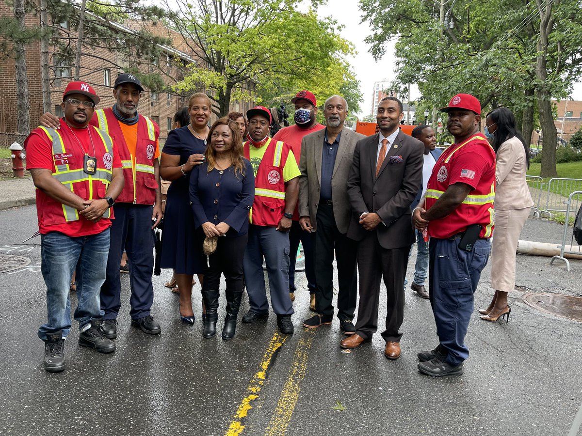 jamaaltbailey's tweet photo. Environmental racism is rampant &amp; climate justice is critical. Infrastructure in #MountVernon is in desperate need of repair- specifically the sewer system. Our residents deserve more. Thanks to @CathFlowers for visiting &amp; @MayorSPH for raising awareness to remedy this matter. https://t.co/WxWT2VrVcj