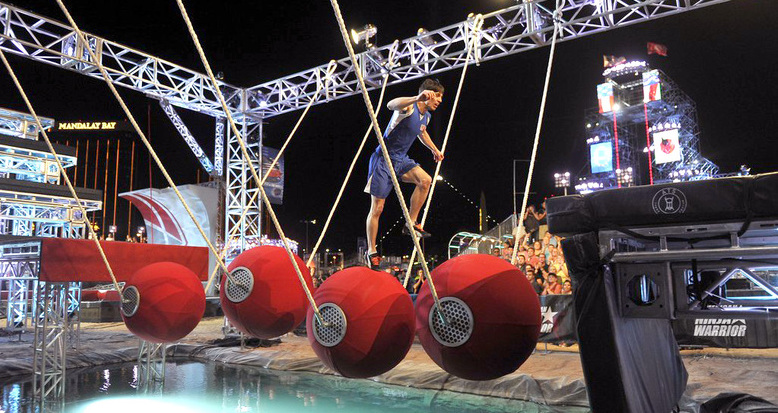 Шоу русский ниндзя. American ninja warrior телепередача. Русский ниндзя 1 сезон финал. Русский ниндзя 2017 финал. Полоса препятствий шоу.