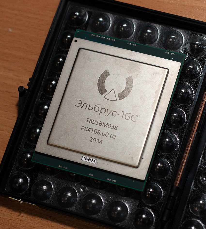 torgeek's tweet image. Сегодня день Эльбруса. Максим Горшенин накидал эксклюзивных фото из лабораторий МЦСТ. Свежеиспечённые суперкомпьютерные Эльбрус-16С и доселе невиданные мобильные энергоэффективные Эльбрус-2С3.

#e2k #russianchip #x86 #cpu #hpc #npu

youtube.com/c/MaximGorshen…
