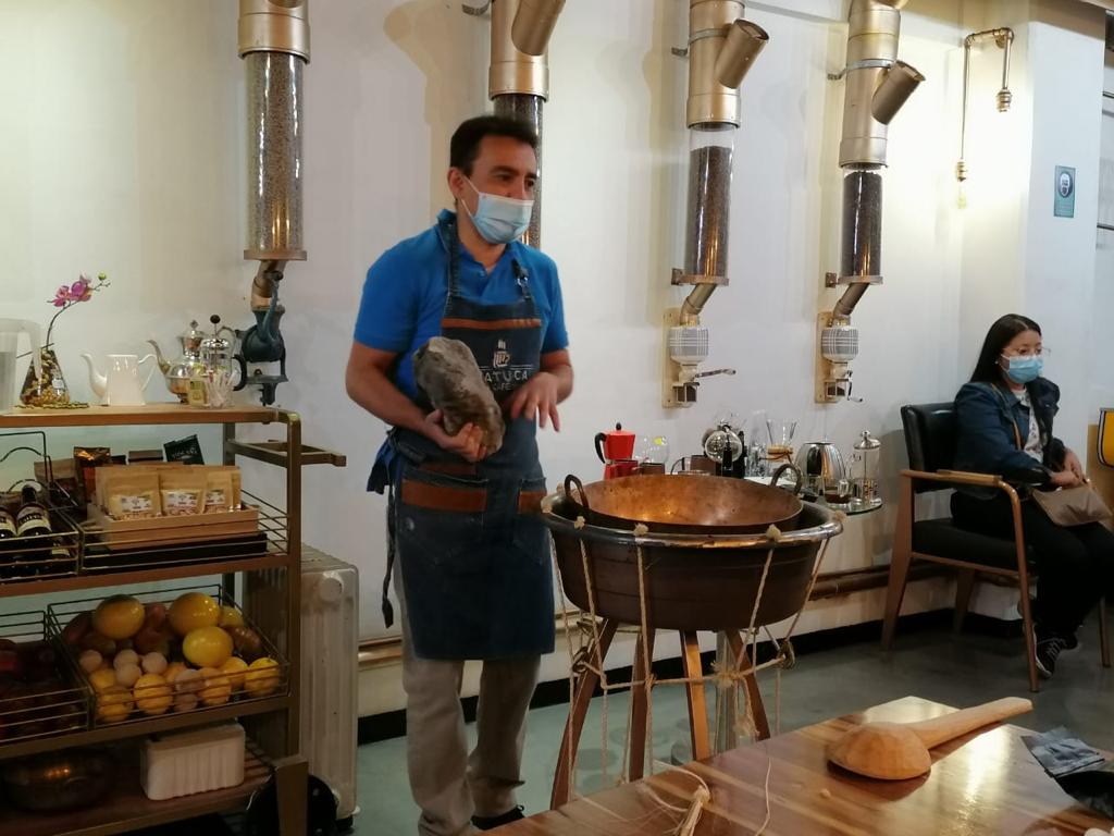 Bogota_Turismo's tweet photo. #AEstaHora En el café #Matuca en el #Centro de @Bogota, se realiza la premiación con 7 de los ganadores del concurso #DíasDeAjiaco2020, provenientes de las #PlazasDistritalesDeMercado de La Concordia y Kennedy. https://t.co/PmR4sczg7Q