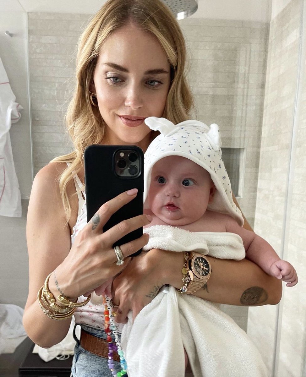 theferragnez_'s tweet image. Ma la dolcezza di Vittoria Lucia Ferragni e Leone Lucia Ferragni dopo il bagnetto quando avevano la stessa età?? io li amo sempre di più!!