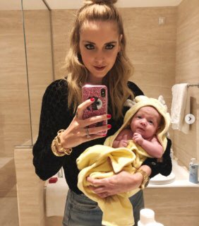 theferragnez_'s tweet image. Ma la dolcezza di Vittoria Lucia Ferragni e Leone Lucia Ferragni dopo il bagnetto quando avevano la stessa età?? io li amo sempre di più!!