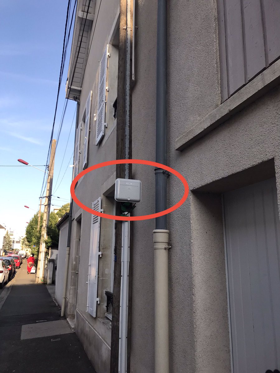 YanJeudy's tweet photo. Merci #orange de laisser planter vos clients sans internet depuis un mois. Nos pauvres voisins ne s’en sortent pas on leur avait promis une intervention d’1 technicien samedi dernier à 18 h ! Ils attendent tjs mais quel scandale, tout ça pour 1 câble qui a été coupé ds la rue https://t.co/edf7GuPSSL