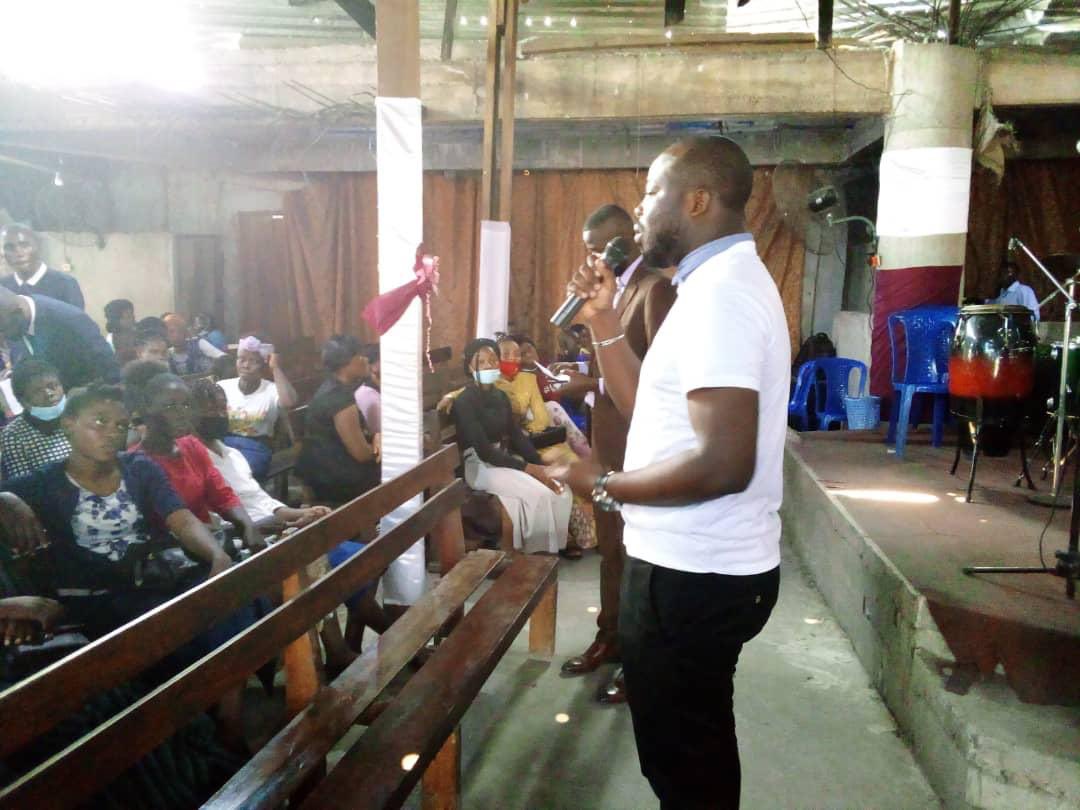 cojec_rdc's tweet photo. En face de la jeunesse de l’église ACKIM, la tournée nationale entrepreneuriale a procédé à la Séance d'information, plus de 200 jeunes avaient répondu au rendez-vous avec la bénédiction du pasteur. 
Il était question de motiver, stimuler les jeunes à l’entrepreneuriat. https://t.co/2g491EkCqs