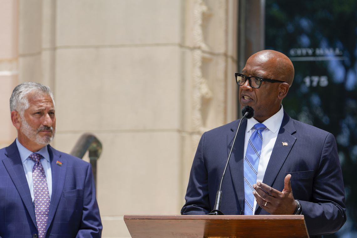 Kriseman's tweet photo. “Ken has been at this for a long time, always on the side of right, always fighting for what’s right"
https://t.co/J4EoakdZpY https://t.co/xD5QXT029n