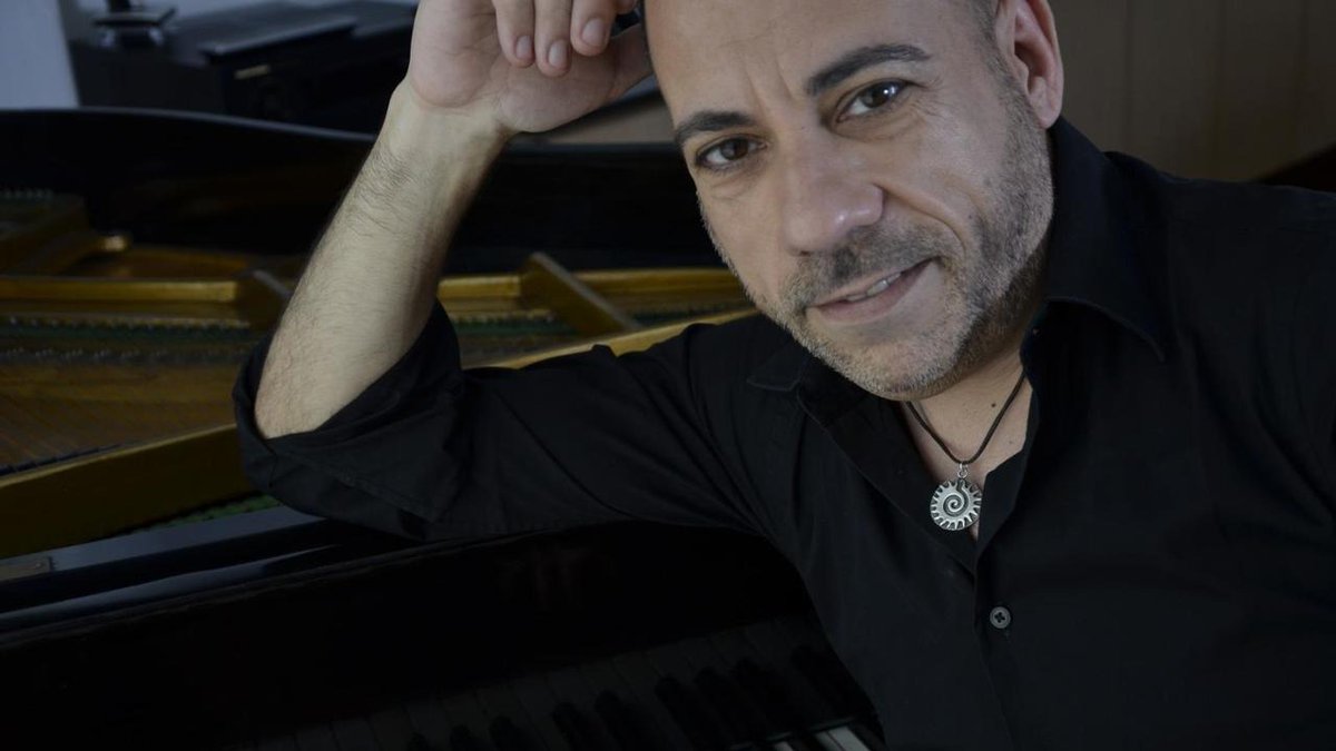 Laoncediez's tweet photo. [Entrevista] Juan Carlos Cambas, músico y pianista argentino, habló sobre su disco "A viaxe", un homenaje a la historia de migración de su familia, de Galicia a Bs As y de regreso otra vez a España, en @mundomigranteok con @CarolinaArenes

Nota Completa: https://t.co/SxBNS0lzPC https://t.co/82HoKre8I6