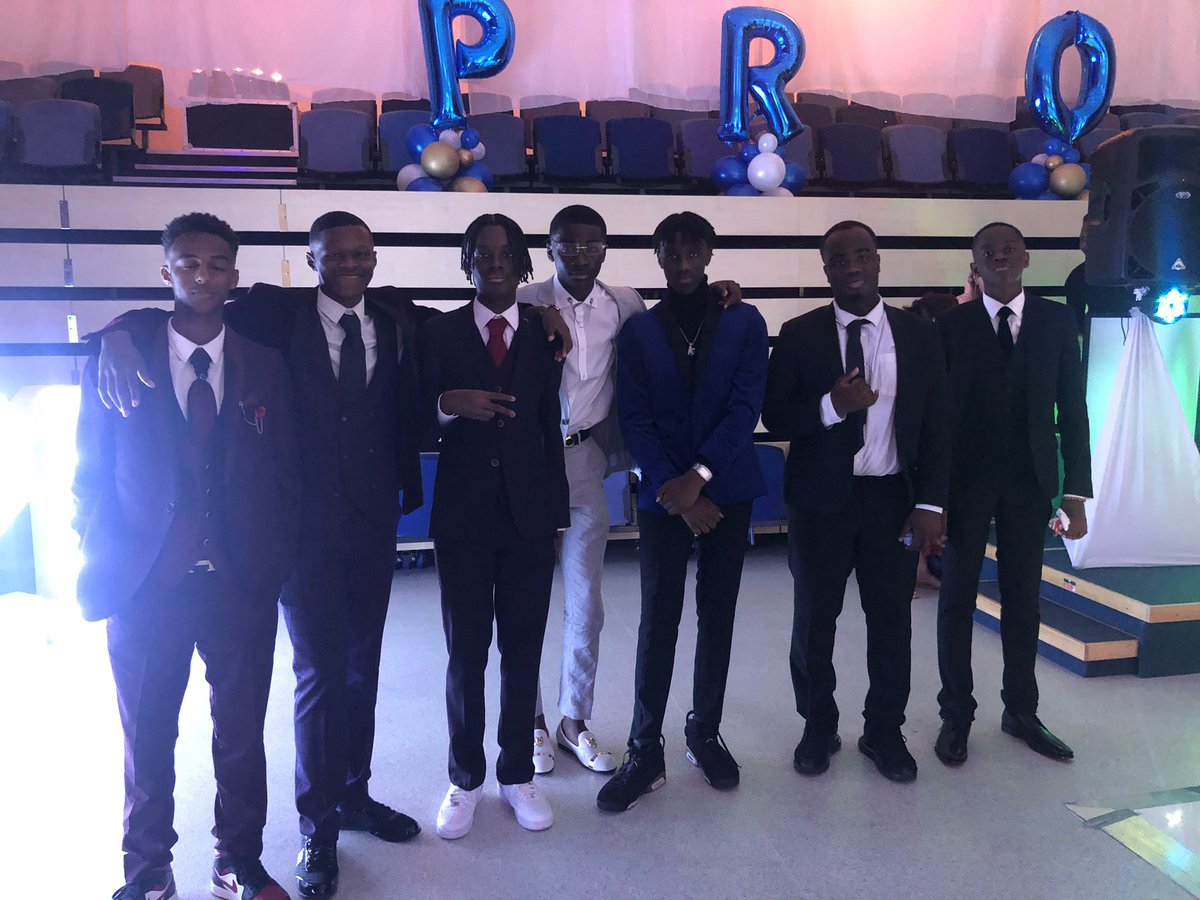AllHallowsRC's tweet photo. #prom2021 #TheAllHallowsWay @p_s_photos https://t.co/lYp7dW9LQA