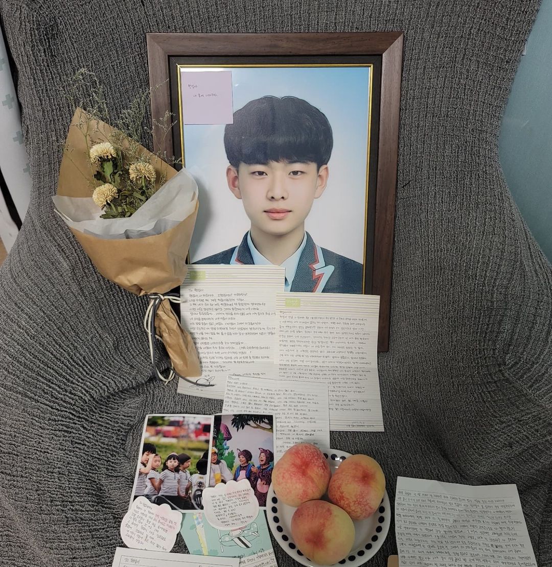 pls don't ignore ! ⚠️
TW: Suicide/School Violence/Self-Mutilation ╴#JusticeForHyunseob

Lee Hyunseob is a high school student from South Korea who died at age 17 due to bullying and violence he suffered at school.

Know the case and help the family to seek justice!